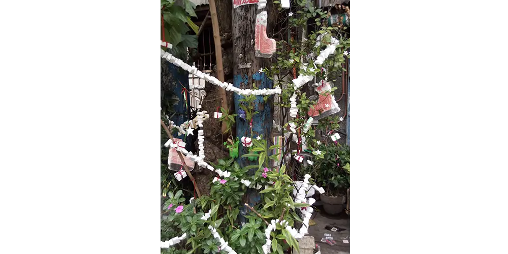 マカティの街角にあった飾り。発泡スチロールを切り抜いたものをリボン状に巻きつけている。