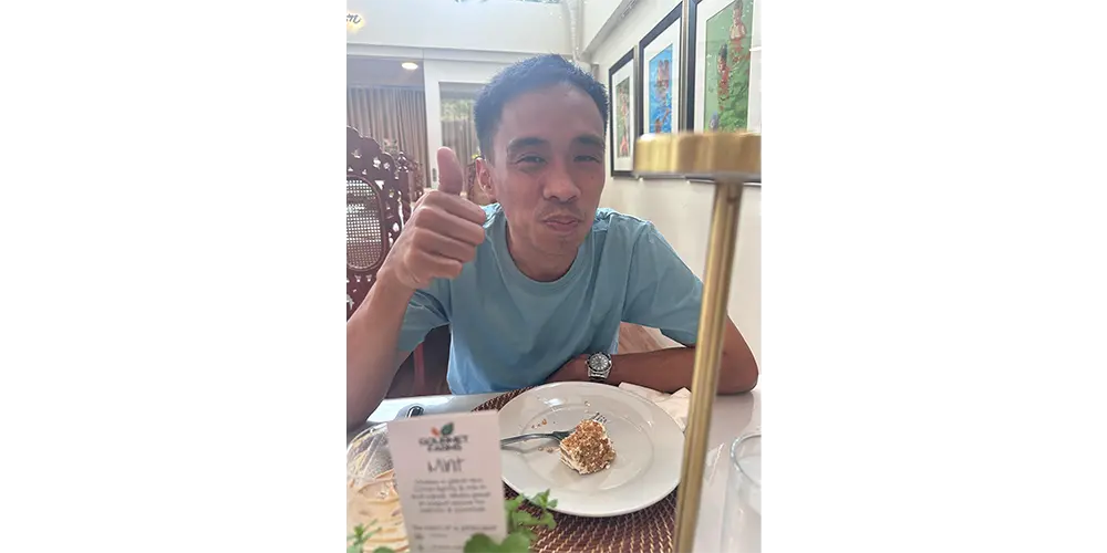 ケーキを頬張る旦那くん・ライアン