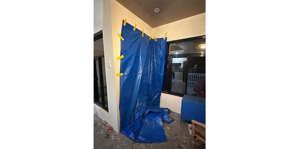 On the first day, we slept with the opening covered with a tarpaulin.