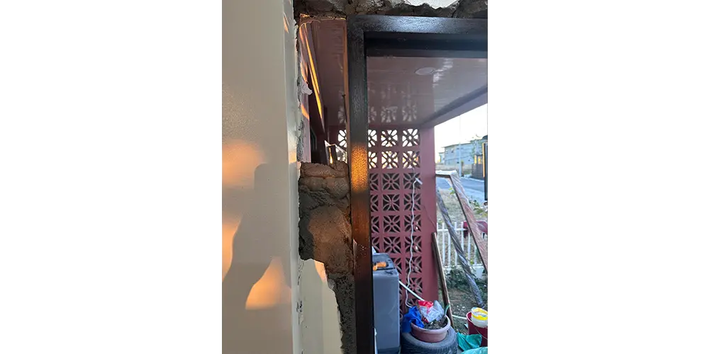 瓦礫の向こうから夕陽が見えました。