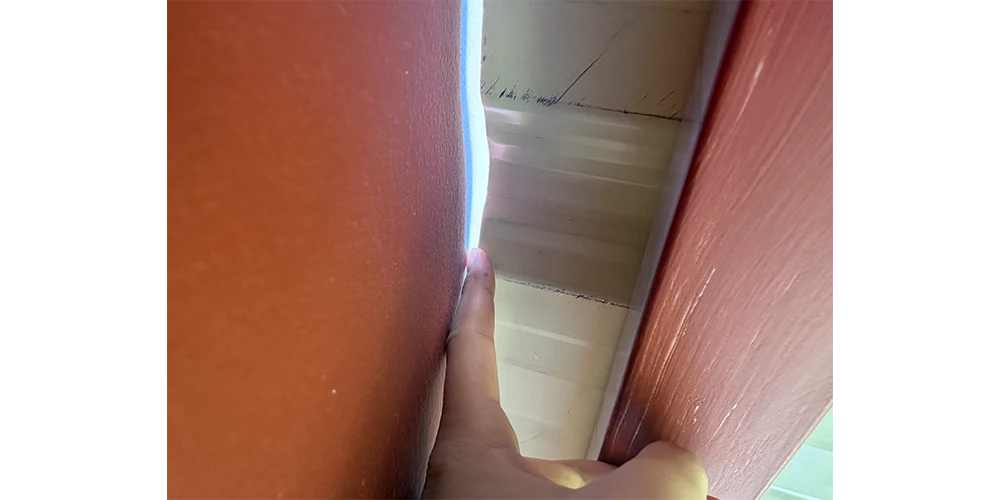 壁と屋根の隙間は3-5ミリぐらい。チャッピーはシーラントでは塞ぎきれない、という。