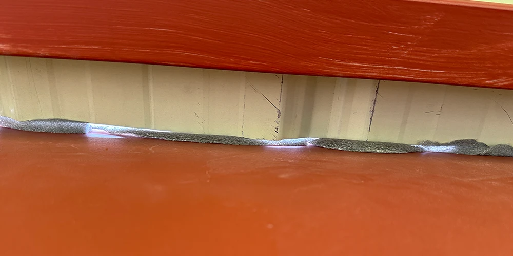 ChatGPTに言われるがまま、スポンジを捩じ込む。