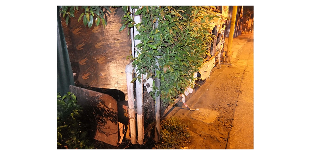 木が生い茂るところはエステロ（Estero）と呼ばれる下水道と化した汚い川が流れています。イスラはその隙間に挟まっていました。
フィリピン全体の公共下水道への接続率は10%未満、マニラでも約30%程度と、きちんとした設備がととのっていません。