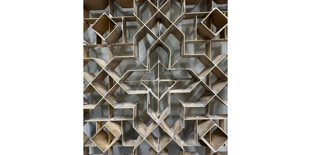 タイルに使われる型の一つ。奥行きがあります。ここに色のついたセメント液、セメントの粉とレイヤーが作られます。