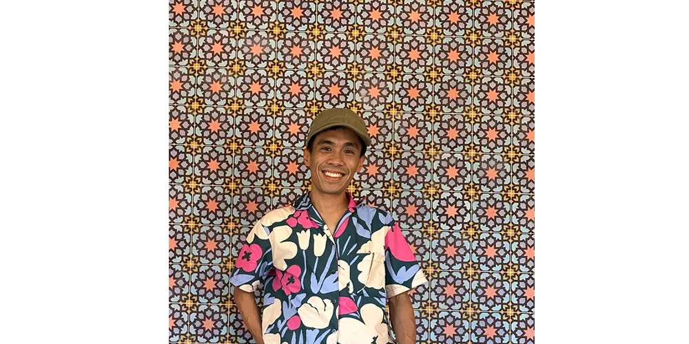 自分がデザインした完成した壁の前に立つライアン。また夢が一つ叶いました。