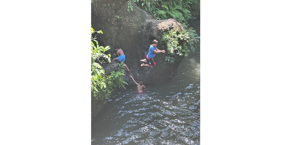 フィリピンは飛び降り好きな人口が多い気がする。どんなにヤバい高さの滝でも必ず誰かが飛び降りている。