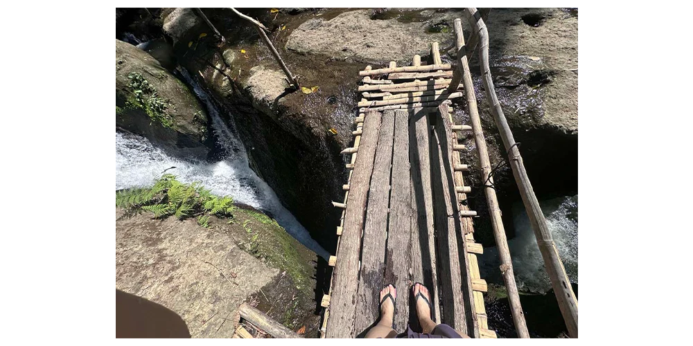 滝スポットにも、壊れそうな竹の橋がありますが、簡単に落ちますし、死にます。