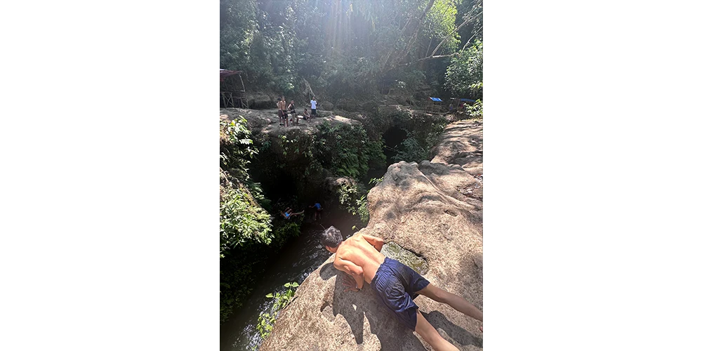 崖から下を覗き込んでいるライアン。今日は切り込み隊長ならぬ、飛び降り隊長の妹がいないからやめとく、との事。