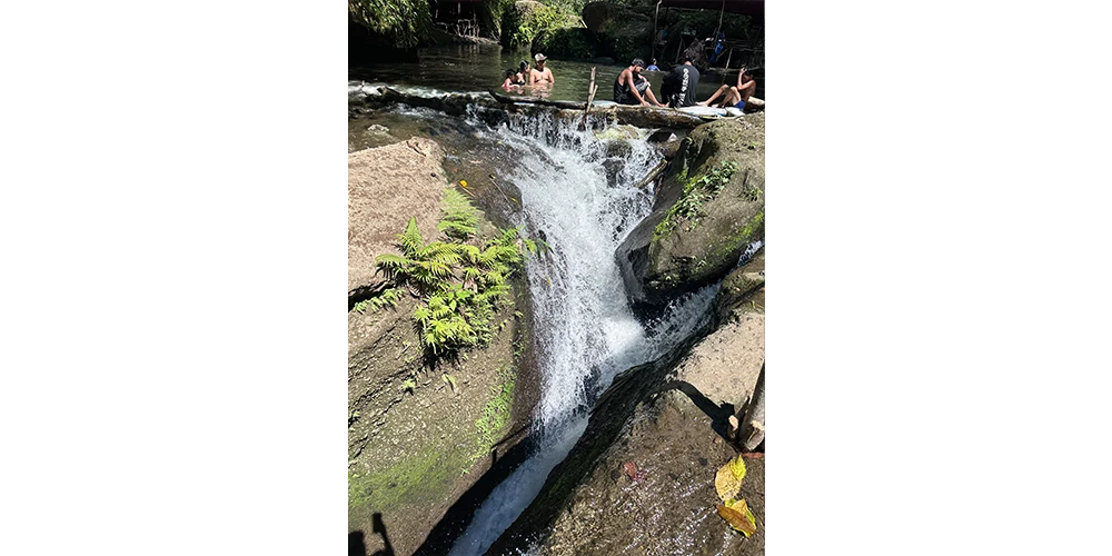 滝になっているところギリギリで涼む人たち。ここから下は崖です。
