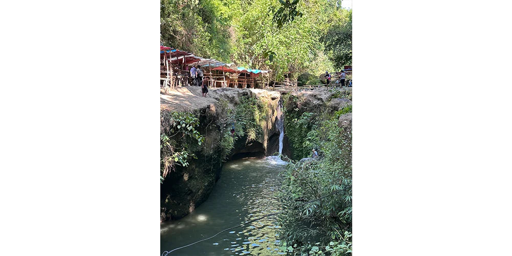 マヨングの滝。小さな流れがあちこちから合流してる。