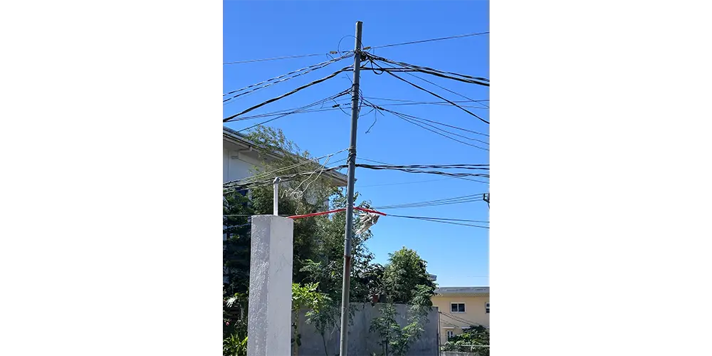 細いパイプの電柱