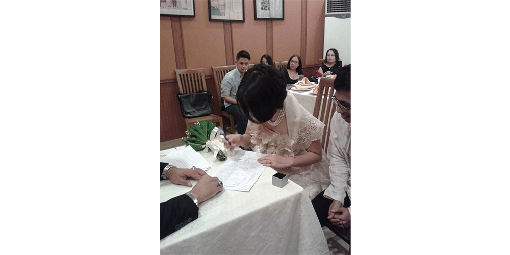 フィリピンで由緒あるレストランの一つ。ここのファンクションルームで結婚式。なぜか黒い服を着たライアンママと親戚の人がw