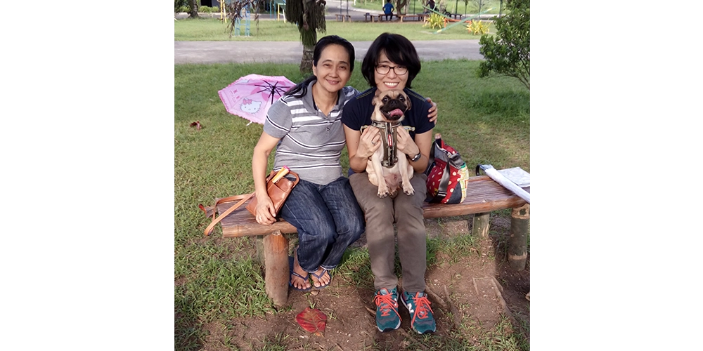 教祖様のマアンさんと。拉致から帰還した直後にとった記念写真です。