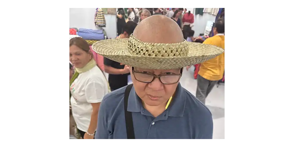 友人のアリエルが被っているのは山岳地方で使用される帽子。熱を逃すためにサンバイザーみたいになっているらしいです。