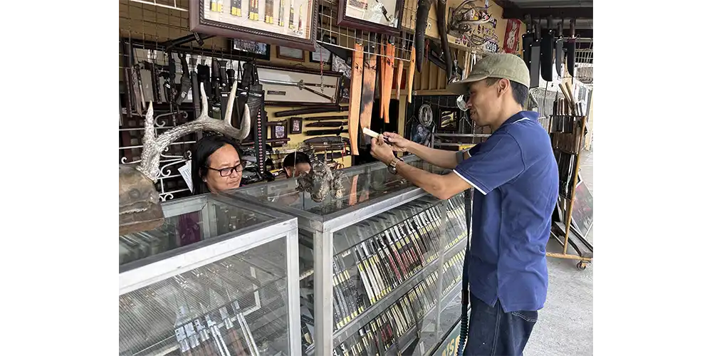 フリップの練習をしたかったライアンは、刃のないコーム型バリソンを物色中。もちろん買わせませんでした。
