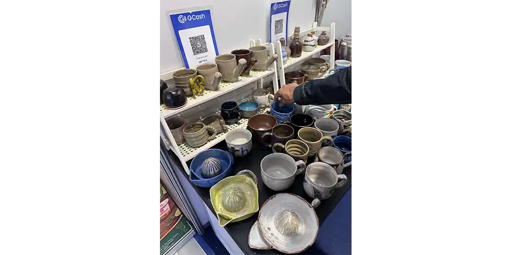 ずらりと並んだ手作りの陶器たち