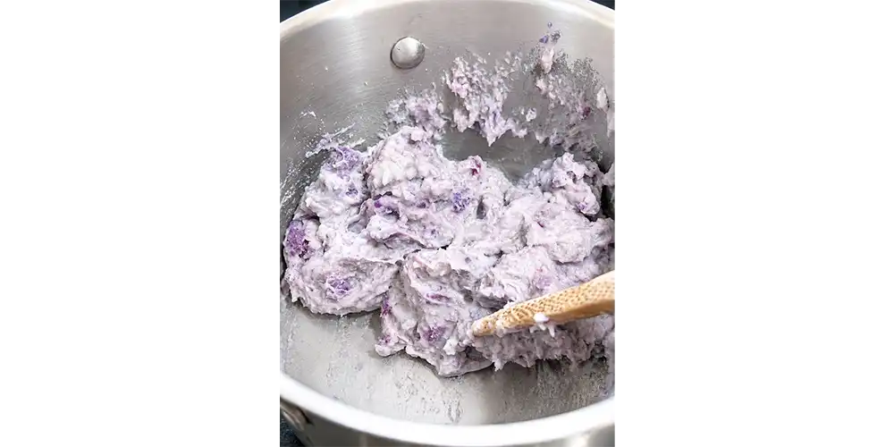 ココナツミルクとバターを入れたばかりの状態。かなりボンド感が…。