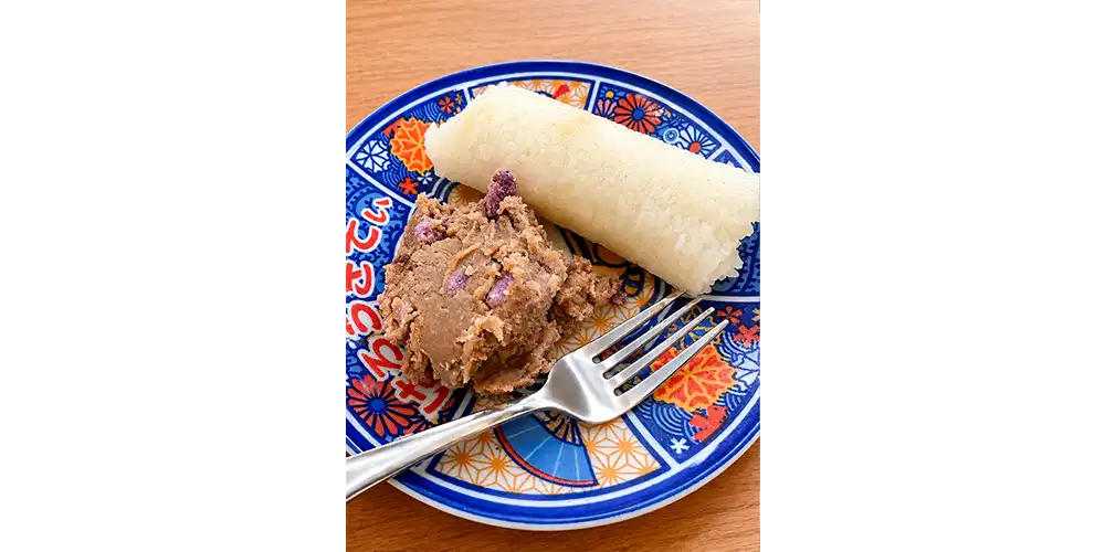 ウベジャムと餅米のおやつ「スマン」と一緒に食べる。